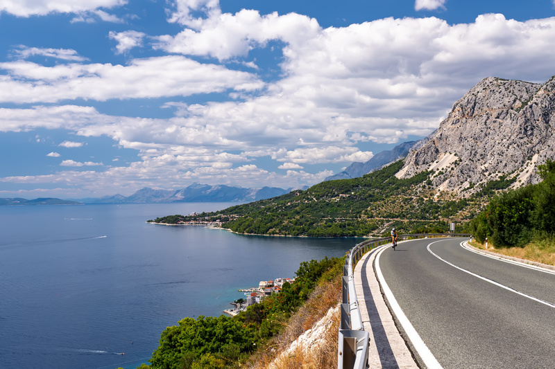 Droga w Chorwacji pomiędzy wybrzeżem a górami