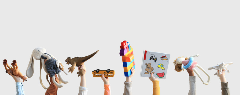 Dziecięce ręce trzymające zabawki