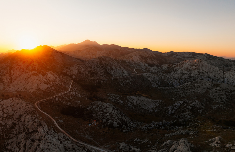 Góry w Chorwacji o zachodzie słońca