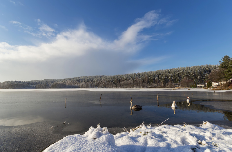 Jezioro na Kaszubach zimą