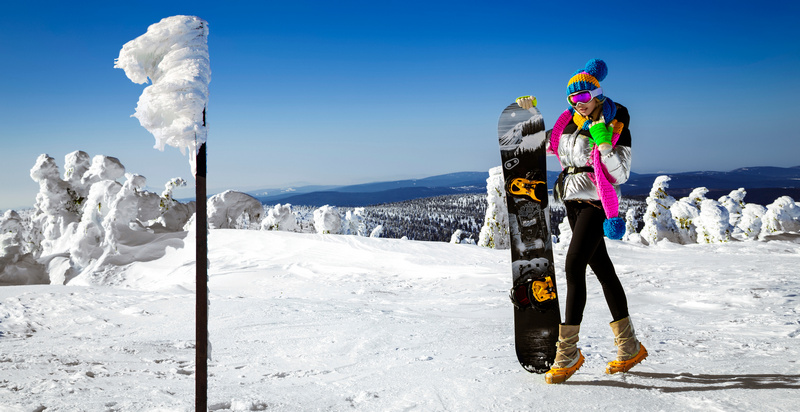 Kobieta z deską snowboardową