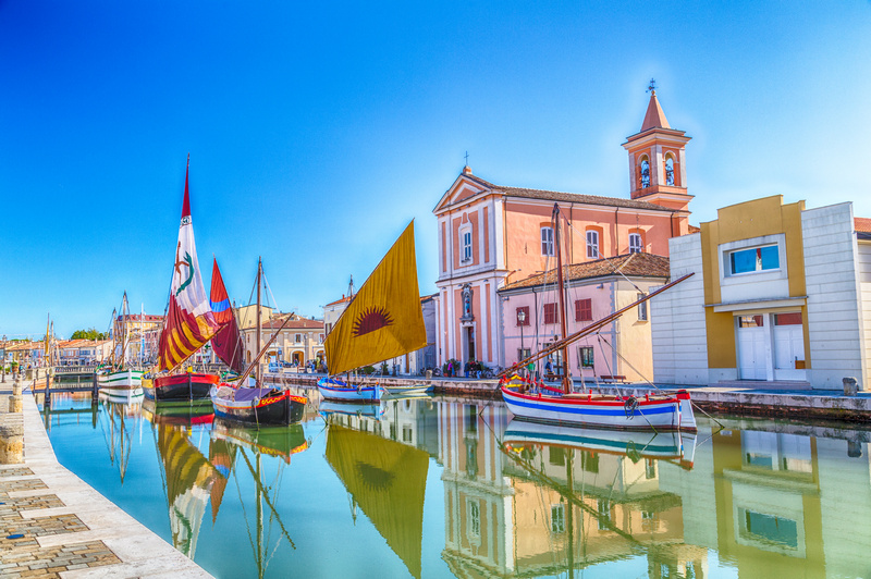 Kościół, łódki i kanał w Cesenatico