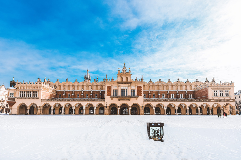 Krakowskie Sukiennice w zimowy dzień