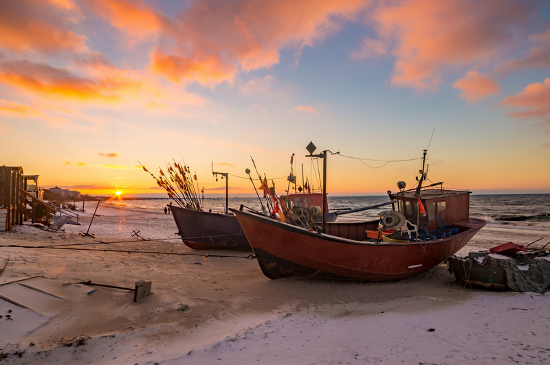 Kutry na plaży w Międzyzdrojach o zachodzie słońca zimą