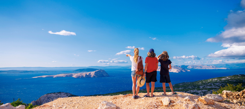 Mama z dwójką dzieci na klifie w Chorwacji