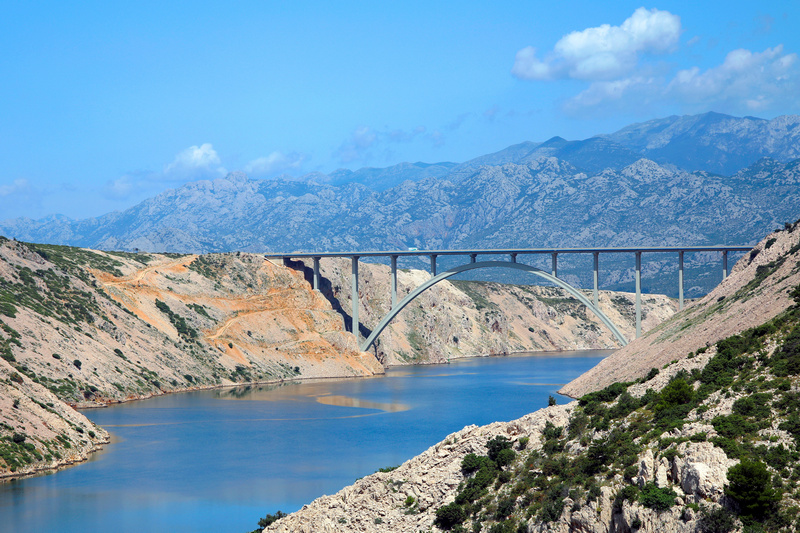 Most pomiędzy górami w okolicach Zadaru