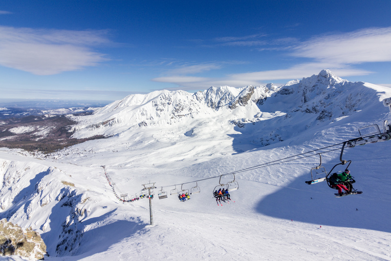 Narciarze na wyciągu krzesełkowym w Tatrach