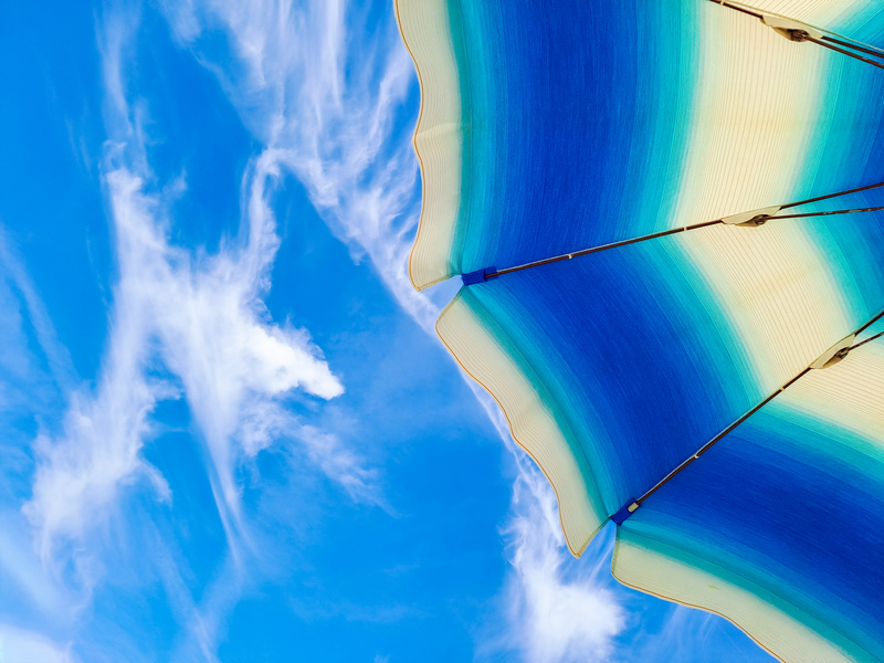 Niebieskie niebo i parasol w Cesenatico