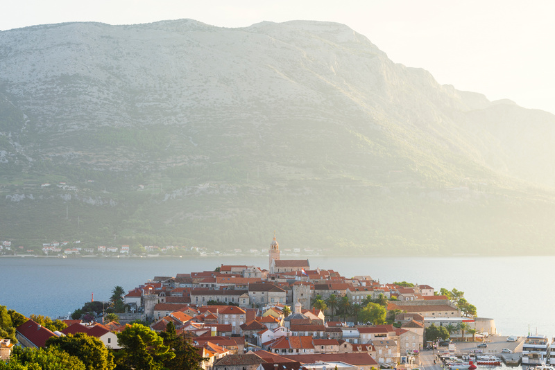 Orebić z masywem górskim w tle