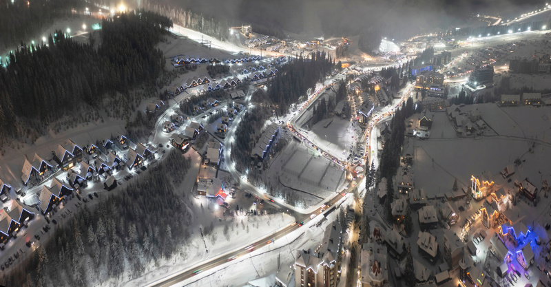 Resort narciarski nocą widok z góry