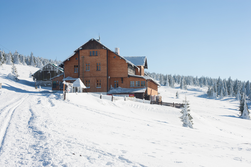 Schronisko pod Śnieżnikiem w zimowej scenerii