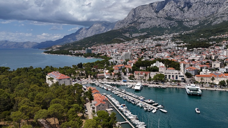 Widok miasta Makarska wraz z górami i wybrzeżem