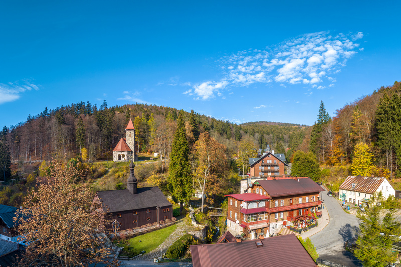 Widok z góry na wille w Międzygórzu