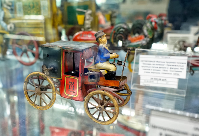 Zabytkowa zabawka bryczka z woźnicą