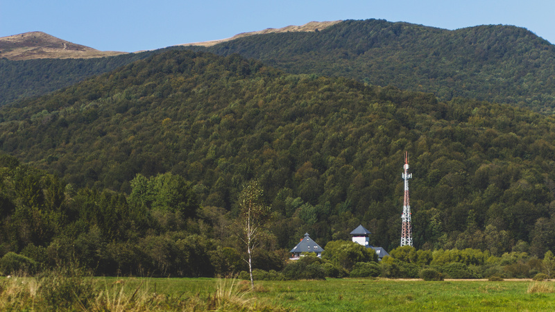 Straż Graniczna w Ustrzykach Górnych i widok na Połoninę Caryńską