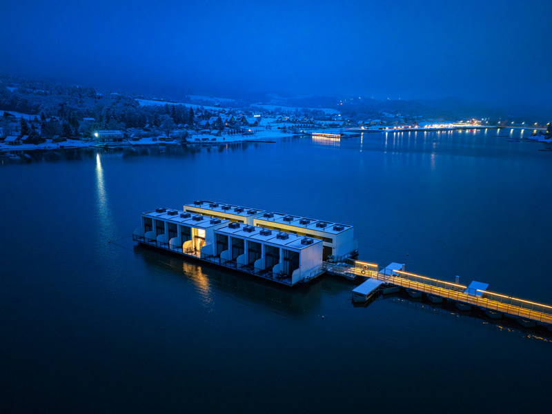 Hotel z pokojami na jeziorze