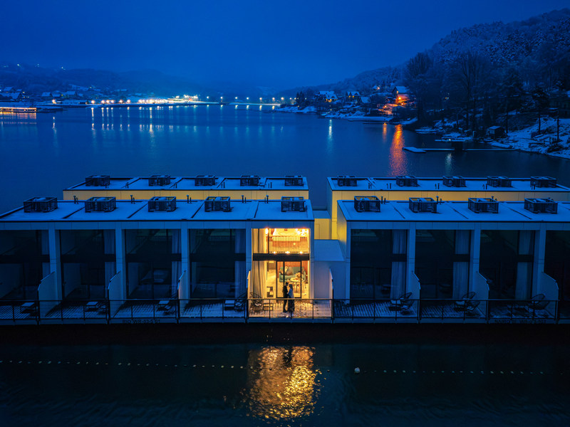 Hotelowe pokoje z widokiem na Jezioro Rożnowskie