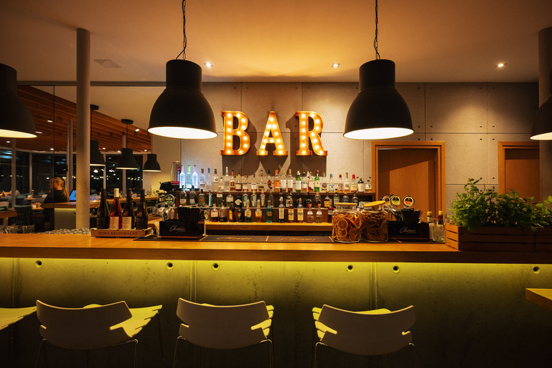 Bar w hotelu nad Jeziorem Rożnowskim