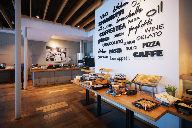 Bufet z pieczywem w hotelu nad Jeziorem Rożnowskim