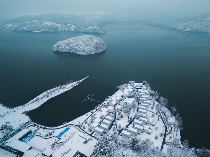Jezioro Rożnowskie zimą z widoczną Małpią Wyspą