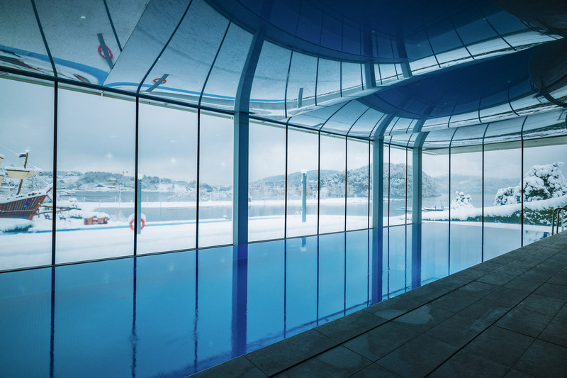 Hotel z basenem z widokiem na jezioro