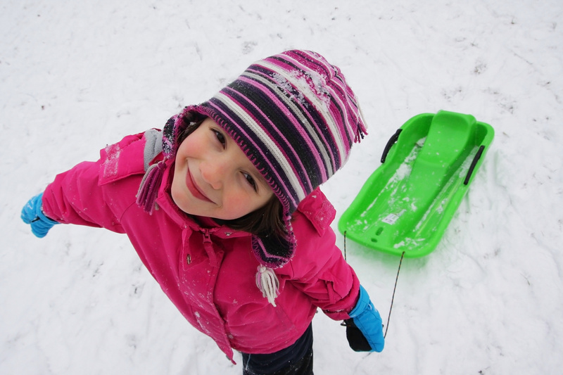 Dziecko podczas zimowej zabawy na śniegu