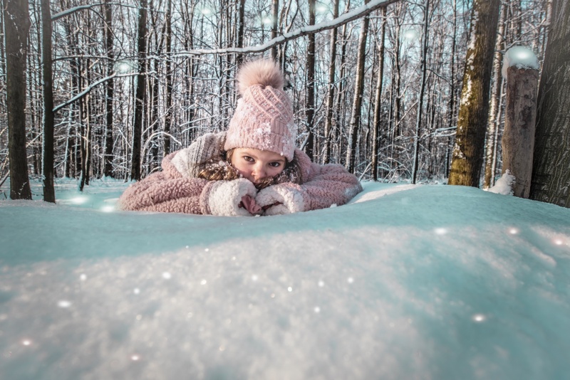Dziewczynka na śniegu zimą