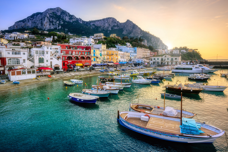 Marina Grande na Capri o zachodzie słońca
