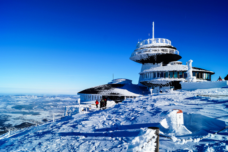 Stacja meteorologiczna na Śnieżce zimą