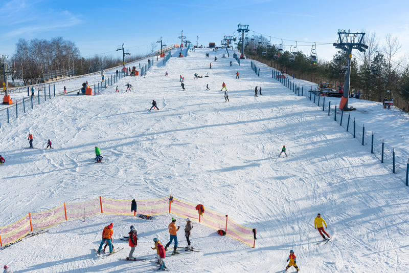 Stok narciarski na górce Szczęśliwickiej w Warszawie