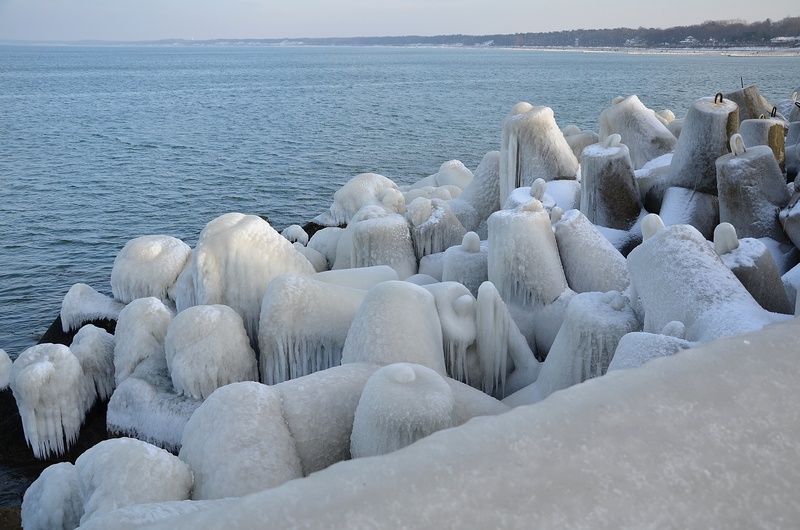 Zamarznięte falochrony w Ustce zimą