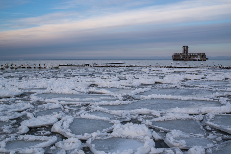 Zimowy widok na torpedownię w Babich Dołach w Gdyni
