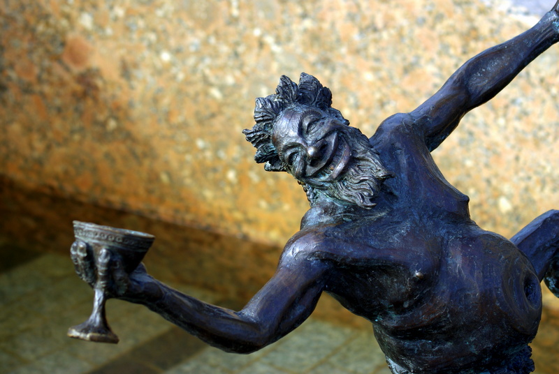 Zielonogórski Bachusik z kieliszkiem wina