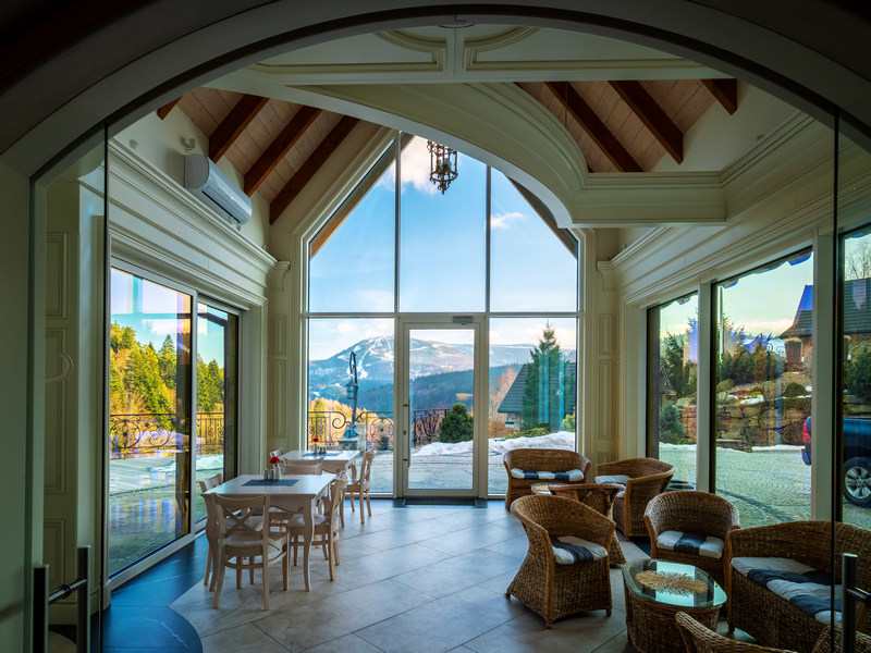 Hotelowa restauracja w Szczyrku z widokiem na góry