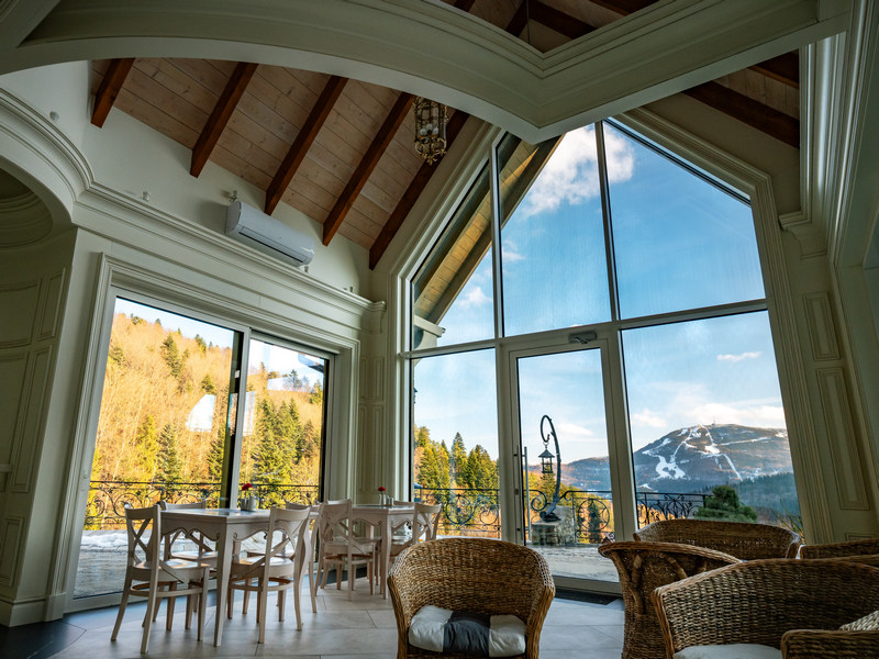 Hotelowa restauracja w Szczyrku z widokiem na góry