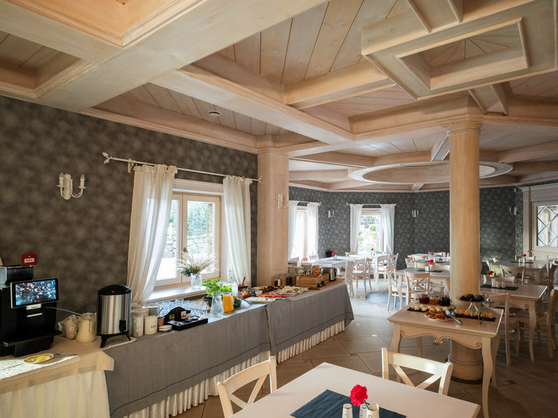 Wnętrza restauracji w hotelu w Szczyrku