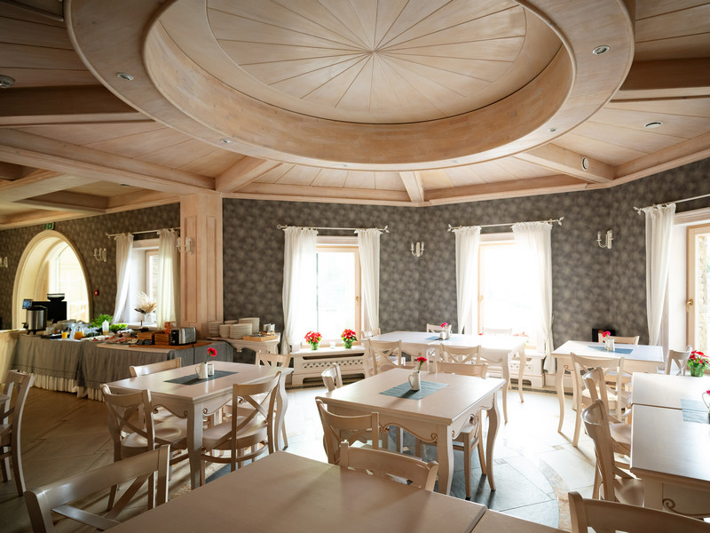 Wnętrza restauracji w hotelu w Szczyrku