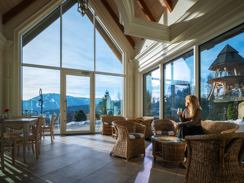 Hotelowa restauracja w Szczyrku z widokiem na góry