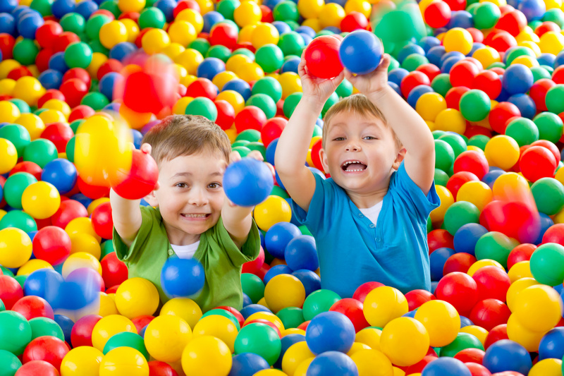 Chłopcy w basenie z kulkami