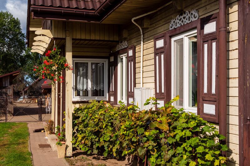 Drewniany dom beżowo-brązowy