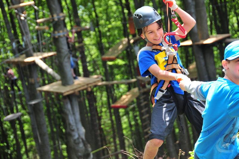 Dwóch chłopców w parku linowym