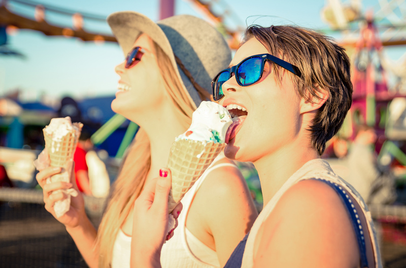 Dziewczyny jedzące lody w lunararku