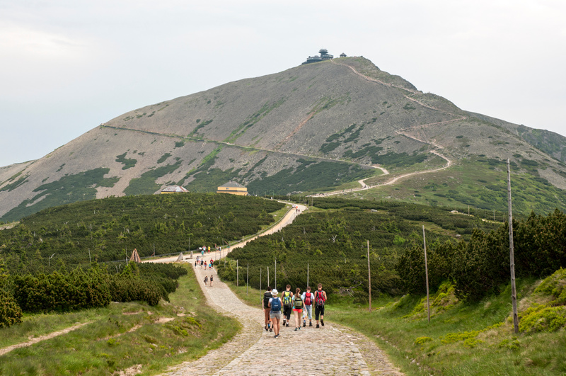 Grupa ludzi na szlaku na Śnieżkę