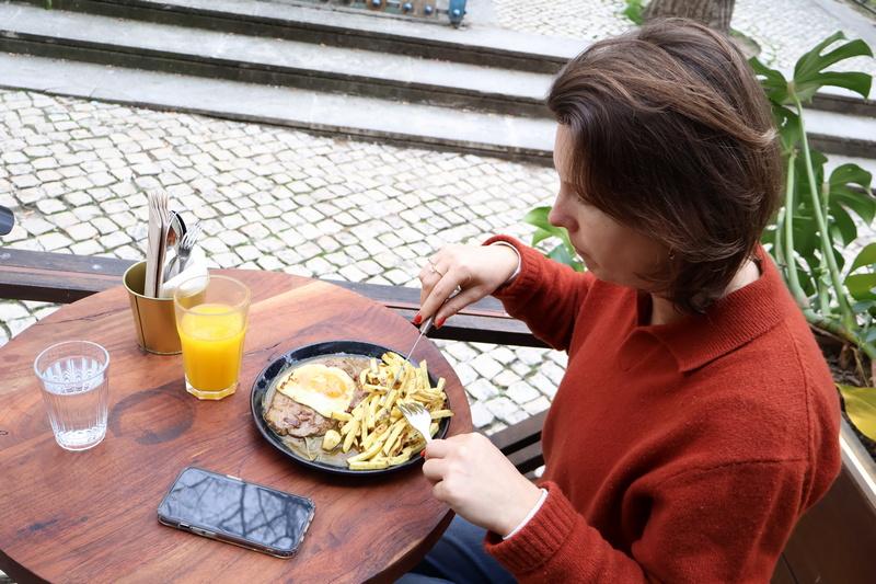 Kobieta jedząca sama obiad w restauracji
