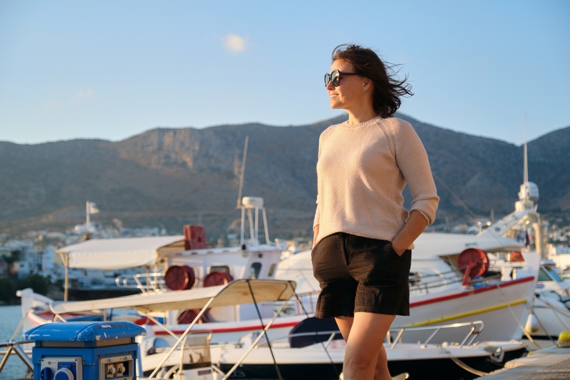 Kobieta na tle łódek w porcie