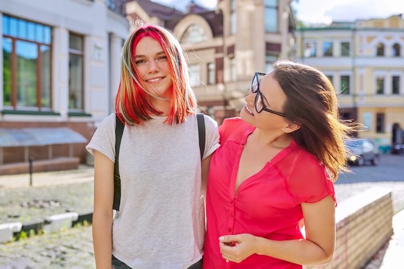 Mama z córka w kolorowych włosach w mieście