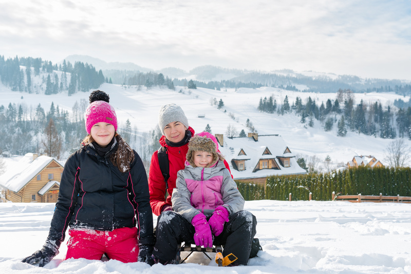 Mama z dwoma córkami w Pieninach zimą