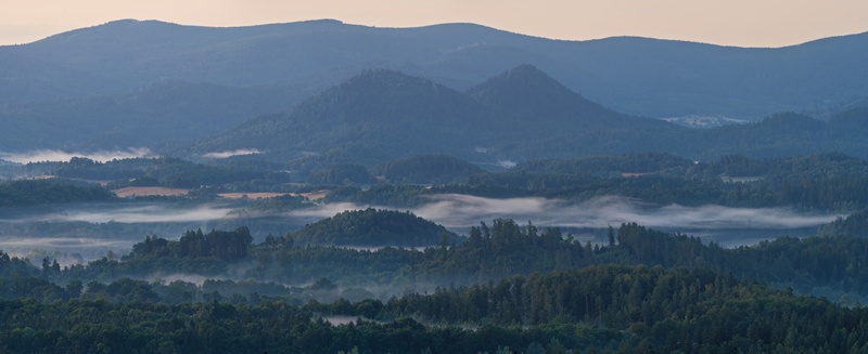 Panorama Karkonoszy w mgle
