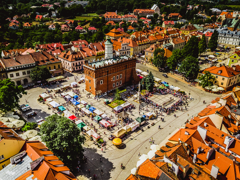 Panorama sandomierskiego rynku podczas okolicznościowego jarmarku