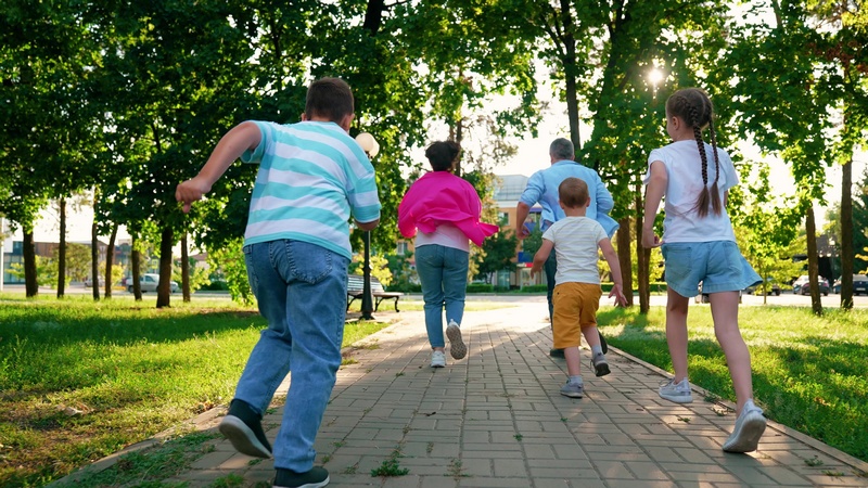 Rodzina biegnąca przez park